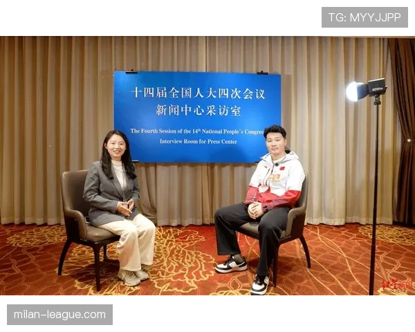 任子威机场照一手拎三只名牌包，我默默把银行卡塞进了鞋垫