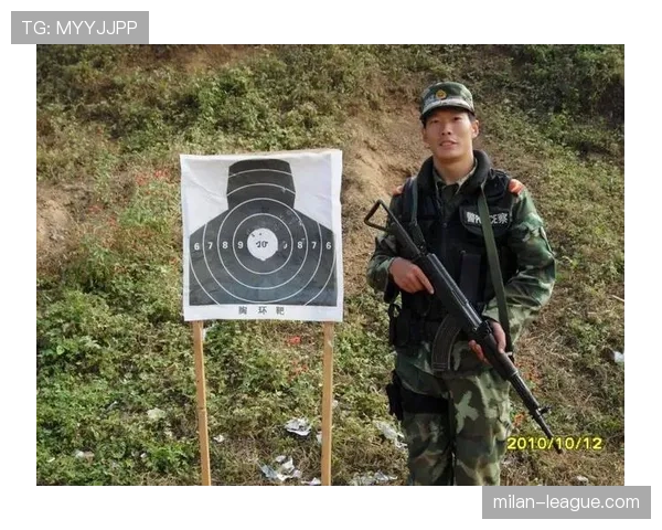 张楠训练完直接瘫在场边啃黄瓜,这自律生活真不是一般人能扛的