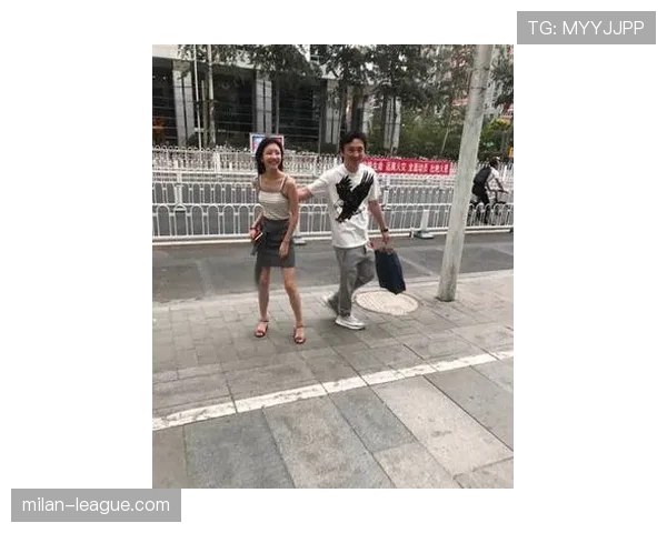 杨千霖居然穿运动鞋逛街？这生活俩样还真没想到！